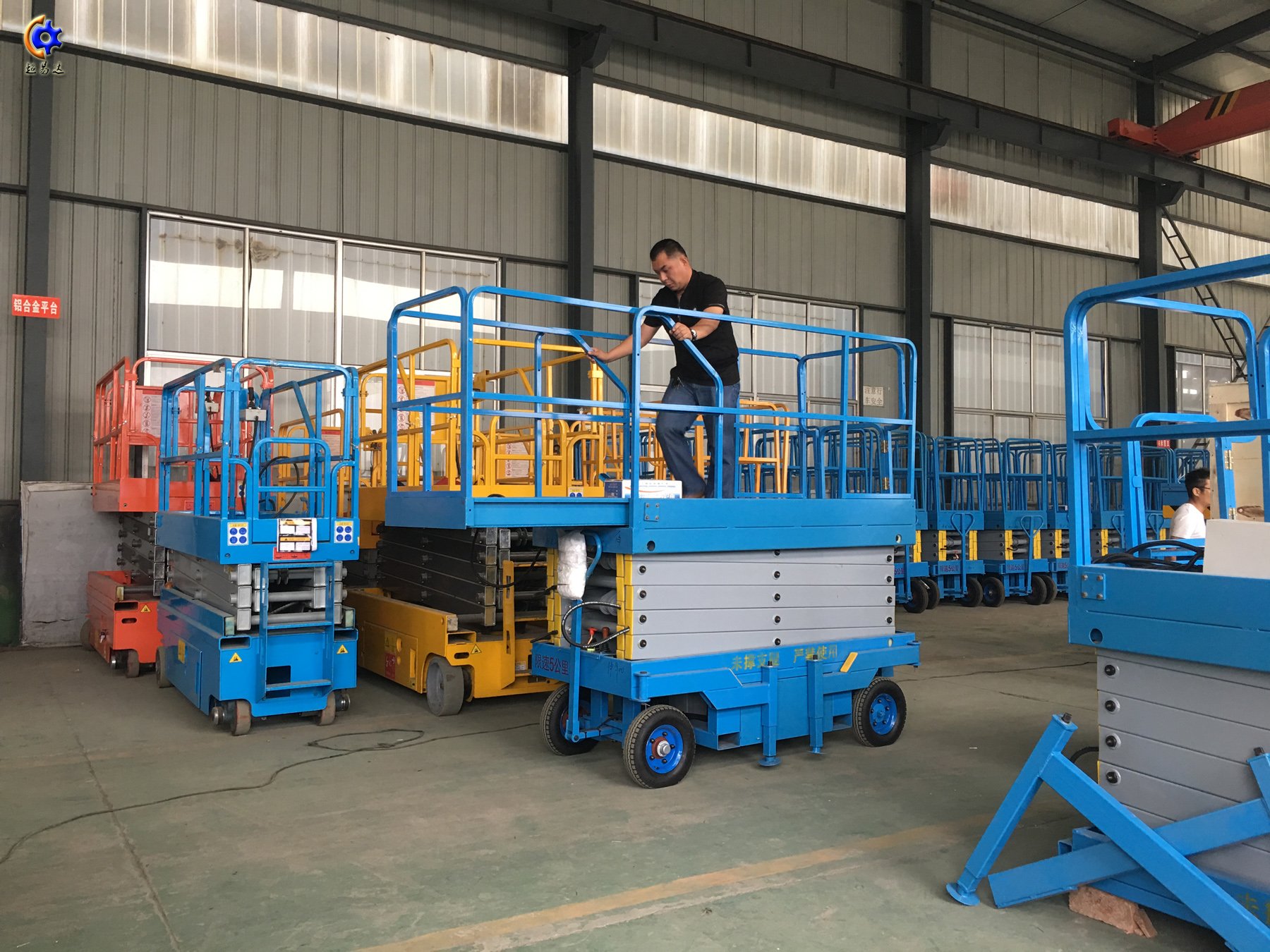 臺(tái)面伸縮式移動(dòng)升降機(jī)